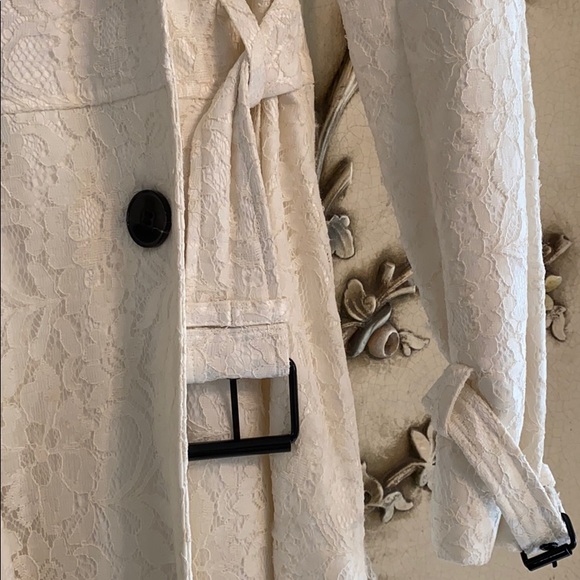 Lace trench coat - Picture 2 of 3